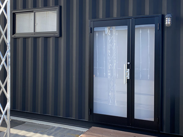 �C��R���e�i�̃J�X�^����E�h�A�A���̎��t��